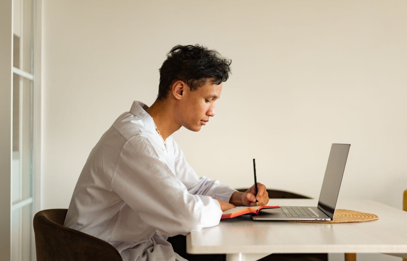 Learner taking notes with the TCF Canada prep pack